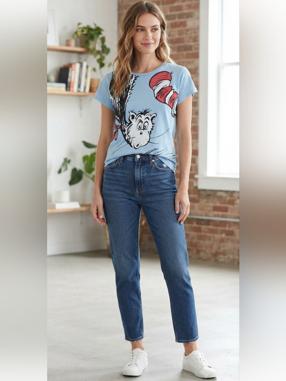 Universal Studios Cat in the Hat Women's Short Sleeve Graphic Tee Size Small